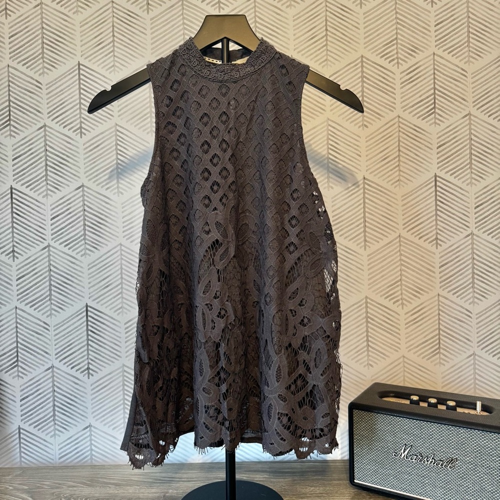 Women’s Gray Lace Sleeveless Top - EUC